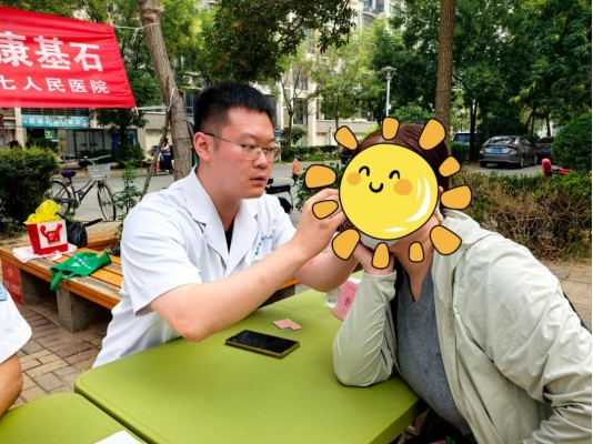 培养健康生活方式 筑牢家庭健康基石！德州市第七人民医院走进嘉诚名居社区开展义诊活动