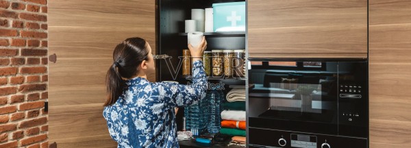 无法辨认的女性在厨房整理应急食品储藏室。72小时生存包概念。照片摄影图片