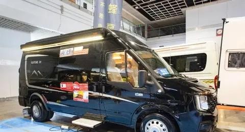 2024款趣蜂江铃B850房车，对卡座与伸缩卫浴间兼顾商旅-有驾