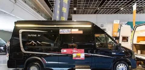 2024款趣蜂江铃B850房车，对卡座与伸缩卫浴间兼顾商旅-有驾