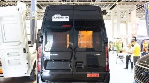 2024款趣蜂江铃B850房车，对卡座与伸缩卫浴间兼顾商旅-有驾