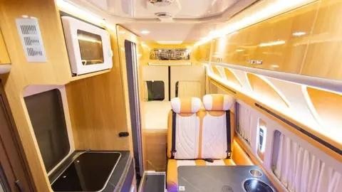 2024款趣蜂江铃B850房车，对卡座与伸缩卫浴间兼顾商旅-有驾