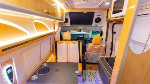 2024款趣蜂江铃B850房车，对卡座与伸缩卫浴间兼顾商旅-有驾