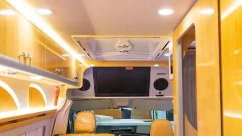 2024款趣蜂江铃B850房车，对卡座与伸缩卫浴间兼顾商旅-有驾