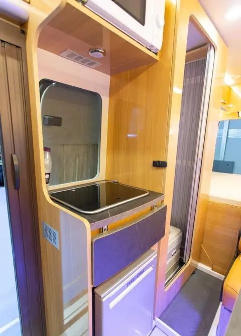 2024款趣蜂江铃B850房车，对卡座与伸缩卫浴间兼顾商旅-有驾