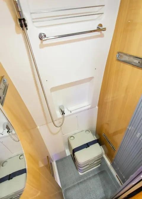 2024款趣蜂江铃B850房车，对卡座与伸缩卫浴间兼顾商旅-有驾