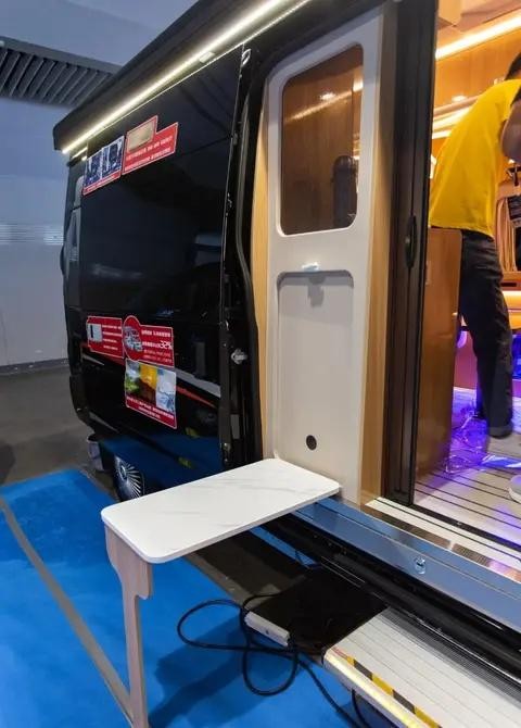 2024款趣蜂江铃B850房车，对卡座与伸缩卫浴间兼顾商旅-有驾