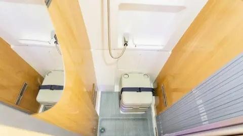 2024款趣蜂江铃B850房车，对卡座与伸缩卫浴间兼顾商旅-有驾