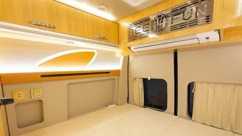 2024款趣蜂江铃B850房车，对卡座与伸缩卫浴间兼顾商旅-有驾
