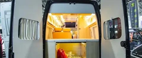 2024款趣蜂江铃B850房车，对卡座与伸缩卫浴间兼顾商旅-有驾
