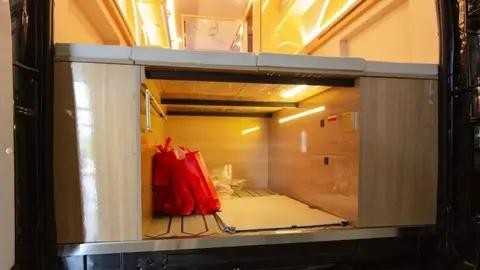 2024款趣蜂江铃B850房车，对卡座与伸缩卫浴间兼顾商旅-有驾