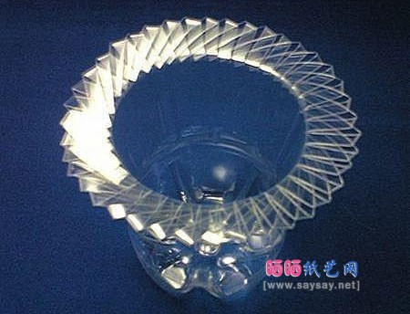 用可乐瓶、矿泉水瓶等塑料瓶做的美丽花瓶DIY教程图片步骤17