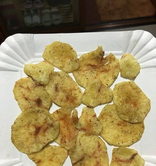 双色薯片的制作方法（用美食让生活更美好）