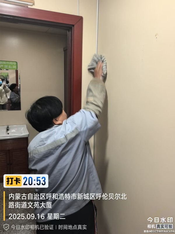  夜“净”守护！新城环卫升级公厕夜间精细化保洁相关图片