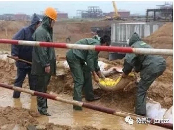 边坡施工安全注意事项资料下载-雨季来临，该如何确保施工安全？
