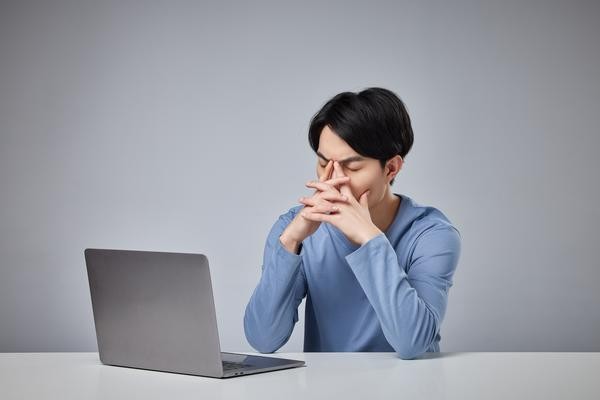 雇员卸货中的精彩瞬间：工作与生活的平衡图1