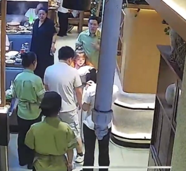 惊险！女子喝奶茶珍珠卡气道，11岁小孩姐上演30秒“教科书式”急救
