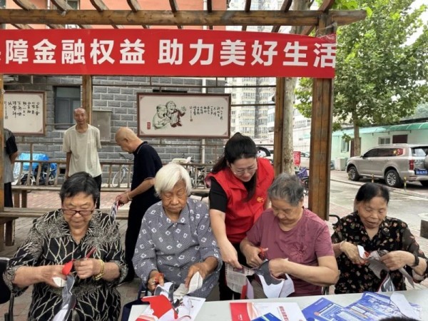 当金融知识“邂逅”非遗剪纸：平安健康险石家庄中支走进棉二社区开展金融知识教育宣传活动