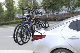 私家车后备厢能否加装自行车挂架?车顶“躺平”可以,“背坨坨”不行图片