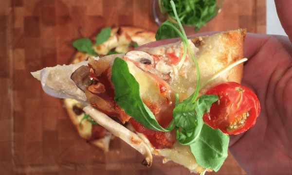 gezonde pizza met bloemkoolbodem