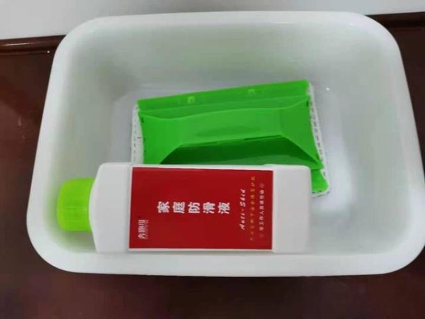 防滑地板砖清洗卫生保洁方法 防滑地板砖不防滑解决方法-有驾