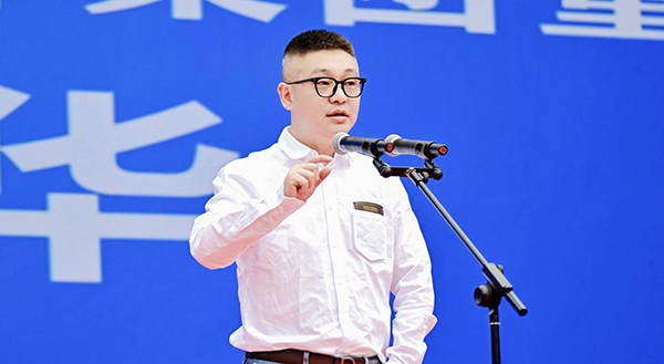 大唐联盟唐卡装饰集团董事长张华。唐卡装饰供图