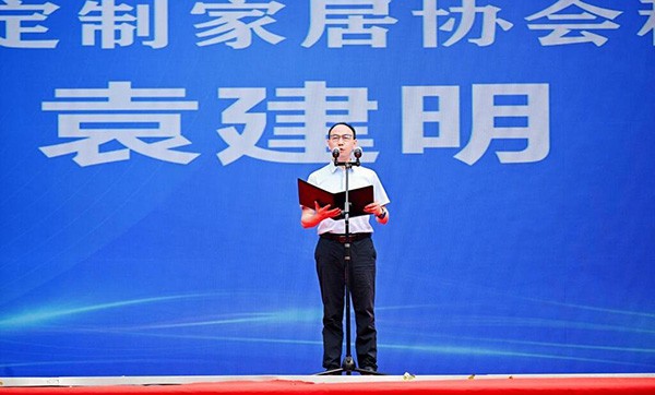 重庆市定制家居协会秘书长袁建明。唐卡装饰供图