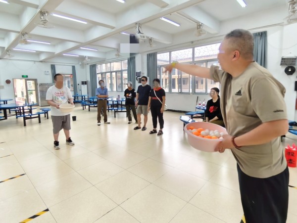 01.康复者参与团建游戏