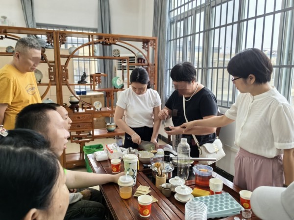 04.康复者参与果茶制作