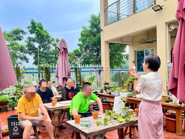 03.康复者听园艺老师讲解种植知识
