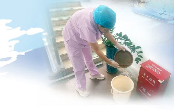 ▲南宁市口腔医院工作人员清理花盆积水。（医院供图）