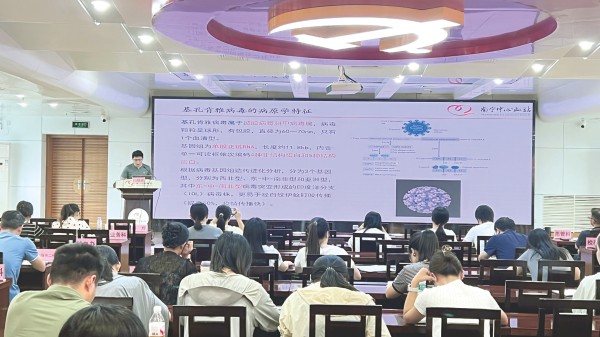     南宁中心血站开展职工培训，进一步普及防治基孔肯雅热知识。     (南宁中心血站供图）