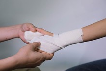 工地干活腿肌肉拉伤应怎样获取赔偿
