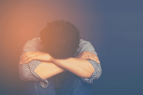 看扁自己、覺得別人對他的看法一定是負面的、害怕別人的眼光
