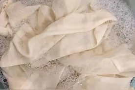新买的衣服别直接用水洗！服装厂老师傅教我3招，洗得干净不褪色图片