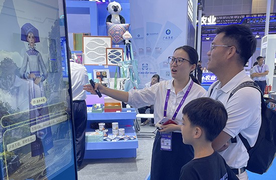 游客在体验“广旅本地生活智能体”。广西旅发科技股份有限公司供图