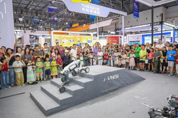 2025年9月7日，在重庆举行的2025世界智能产业博览会上，一款机器狗在展示技能。新华社记者黄伟摄