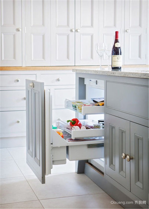 冰箱内嵌在操作台下面