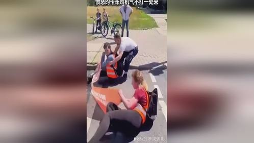 国外环保者强拦卡车，结果司机瞬间“炸毛”了
