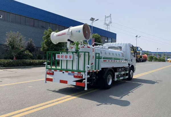 程力10吨多功能洒水车：高效、可靠的清洁工具 