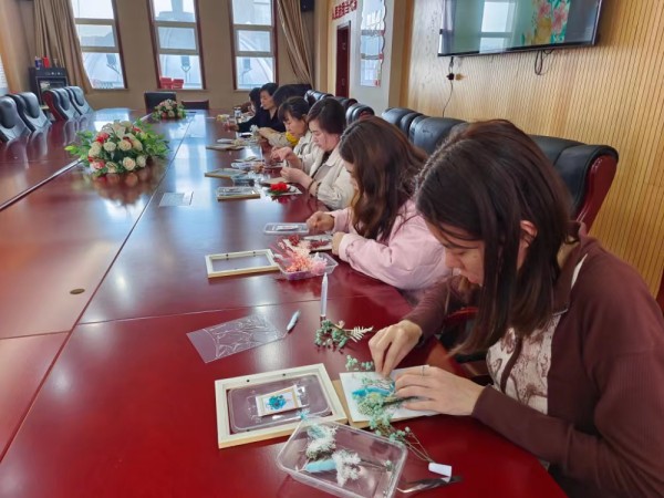 【新华西路办事处】四合兴社区举办“情暖三八节 最美女人花”女神节DIY花艺评选活动相关图片