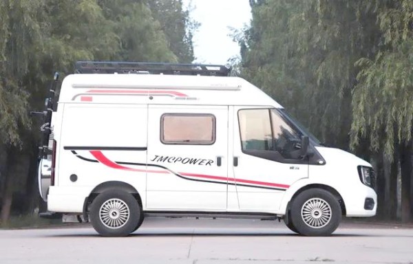 福顺短轴中顶房车：精巧设计与多功能体验-有驾