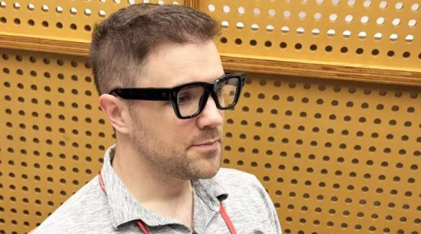 Ray-Ban Display智能眼镜上手体验：巧妙设计 vs 现实差距