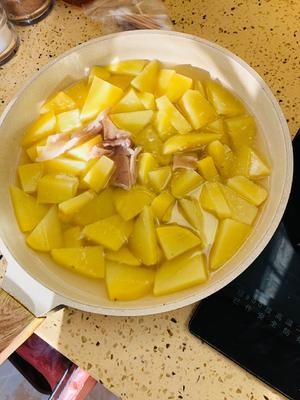 懒人做法，速成篇 五花肉茄子炖土豆的做法 步骤1