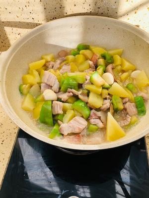 懒人做法，速成篇 五花肉茄子炖土豆的做法 步骤4