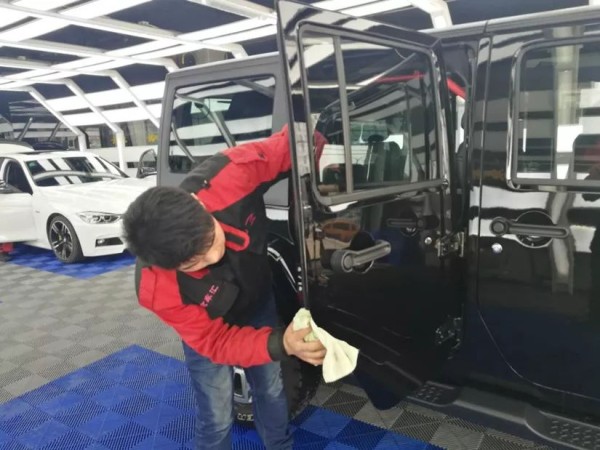 专业汽车美容，清洁内饰和外表，重现焕新光芒