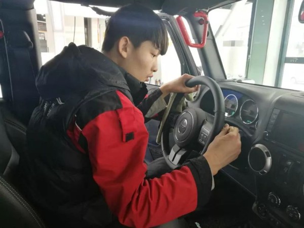 专业汽车美容，清洁内饰和外表，重现焕新光芒