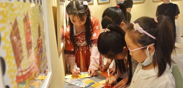 以传统绘画元素装饰手工艺术品的教学研究