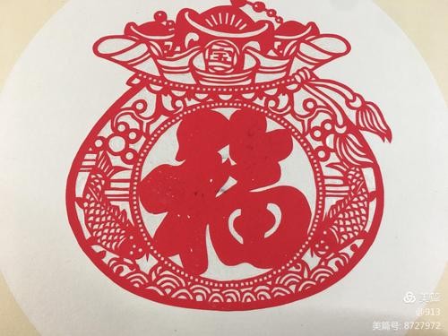剪纸艺术 中国剪纸是一种用剪刀或刻刀在纸上剪刻花纹用于装点生活或