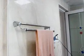 卫生间的玻璃镜子容易起雾还容易脏，用它擦一下，立马干净明亮了视频封面